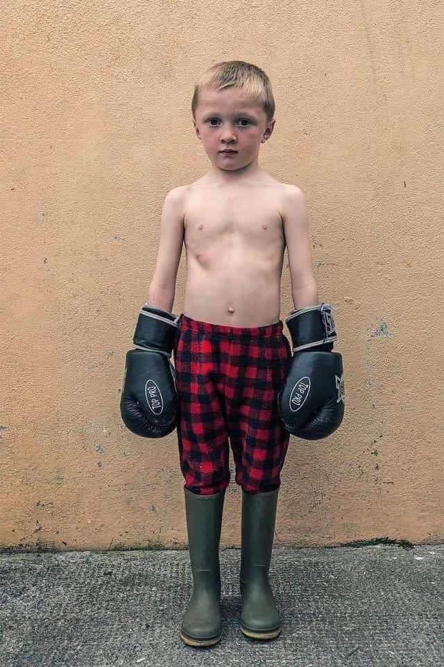 Petit garçon avec des gants de boxe